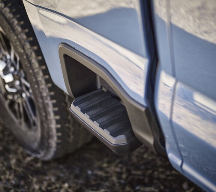 Primer plano del escalón en el lateral de la plataforma de una camioneta Ford Super Duty® 2023