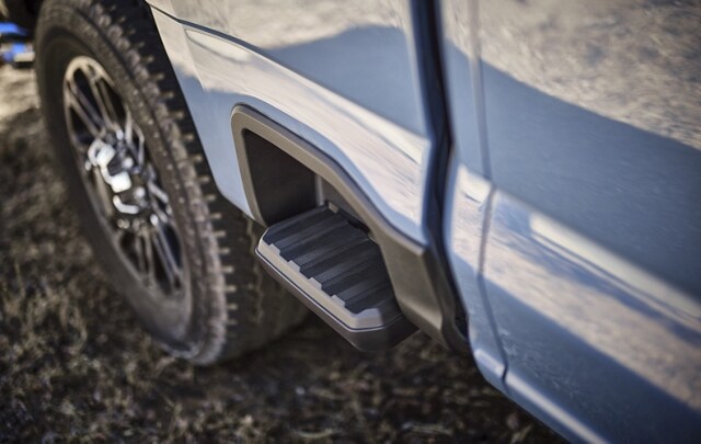 Escalón en el lateral de la plataforma de una camioneta Ford Super Duty® 2023