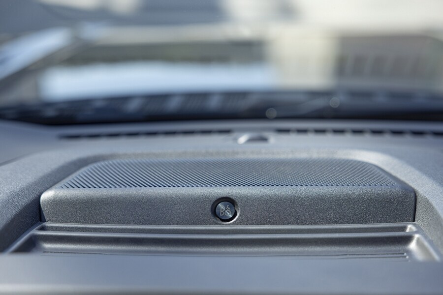 Primer plano de un altavoz Bang & Olufsen® en una camioneta Ford Super Duty® 2023