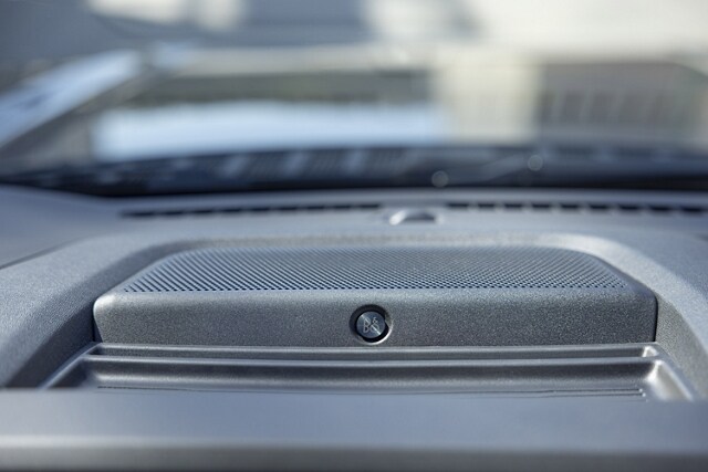 Primer plano de un altavoz Bang & Olufsen® en una camioneta Ford Super Duty® 2023