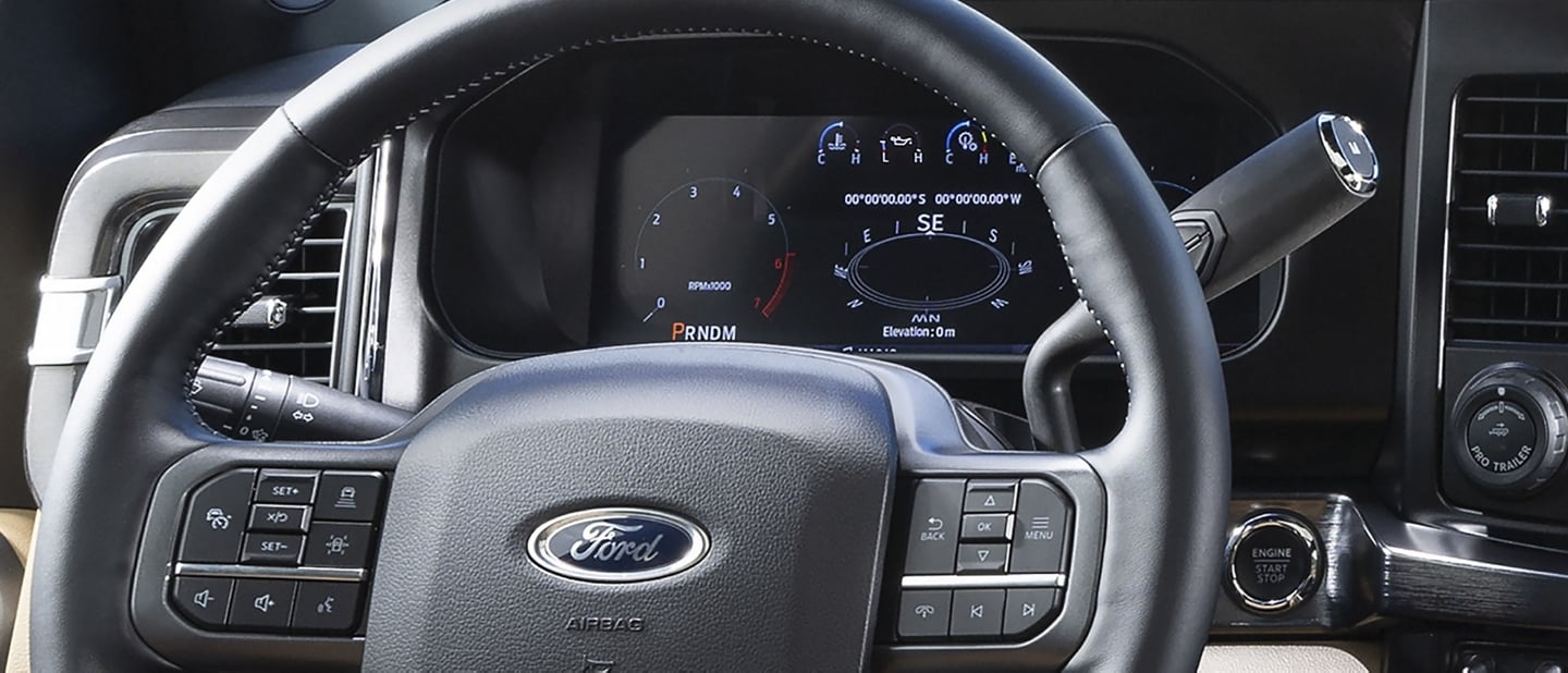 Primer plano de la pantalla LCD de productividad en una camioneta Ford Super Duty® 2023