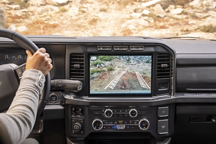 Imagen que destaca la pantalla central grande y la vista de la cámara en una camioneta Ford Super Duty® 2023