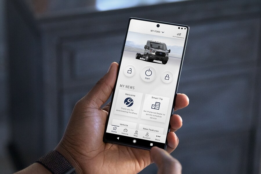 Una persona está mirando su teléfono que muestra la Aplicación FordPass®