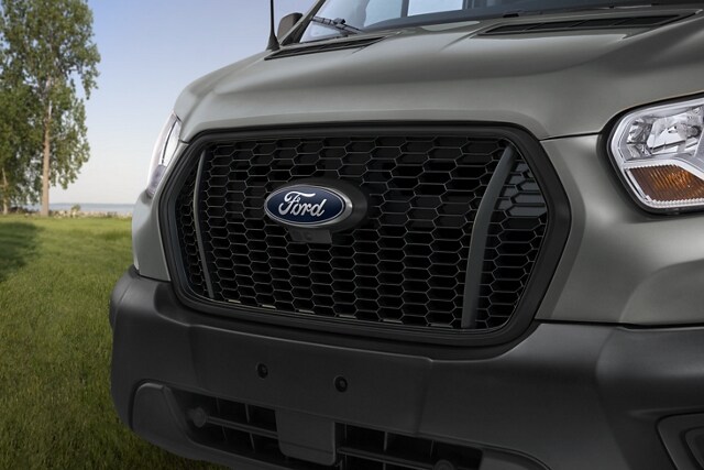 Primer plano de la parrilla de un vehículo Ford Transit® 2023