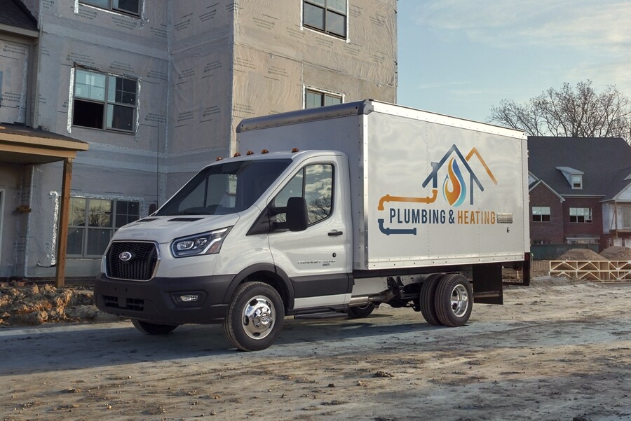 Una Ford Transit® Chassis Cab 2023 estacionada en una casa en construcción
