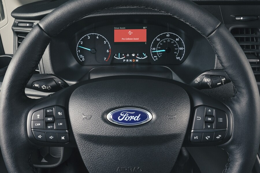 Primer plano del volante de una Ford Transit® 2023 mostrando la advertencia