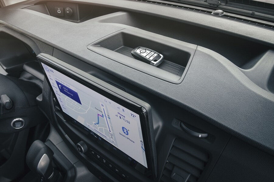 Primer plano del tablero de una Ford Transit® 2023 con un control remoto