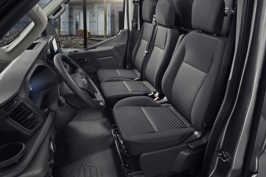 Vista interior de una Van Ford Transit® Crew 2023 mostrando 3 filas de asientos.
