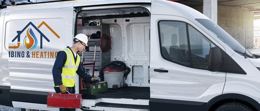 Un hombre sacando equipo de la puerta lateral de una van Ford Transit® 2023
