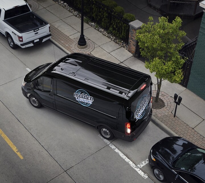 Una van Ford Transit® 2023 estacionada en paralelo