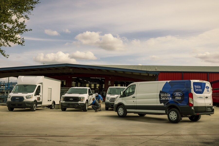 Una variedad de vehículos comerciales Ford en el exterior de un Centro de Vehículos Comerciales Ford Pro™.
