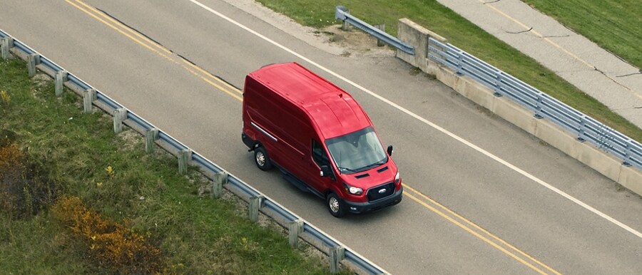 Vista superior de una Van Ford Transit® 2023 circulando por una carretera
