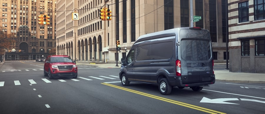 Ford Transit® Cargo Van 2023 estacionada en la calle de una ciudad