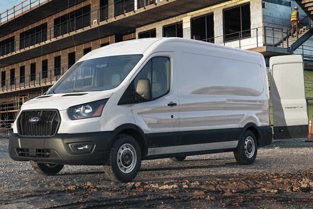Una van Ford Transit® 2023 en un sitio de construcción a gran escala