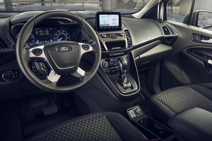 Vista del interior ergonómico de una Ford Transit Connect Cargo Van 2023 con tecnología disponible