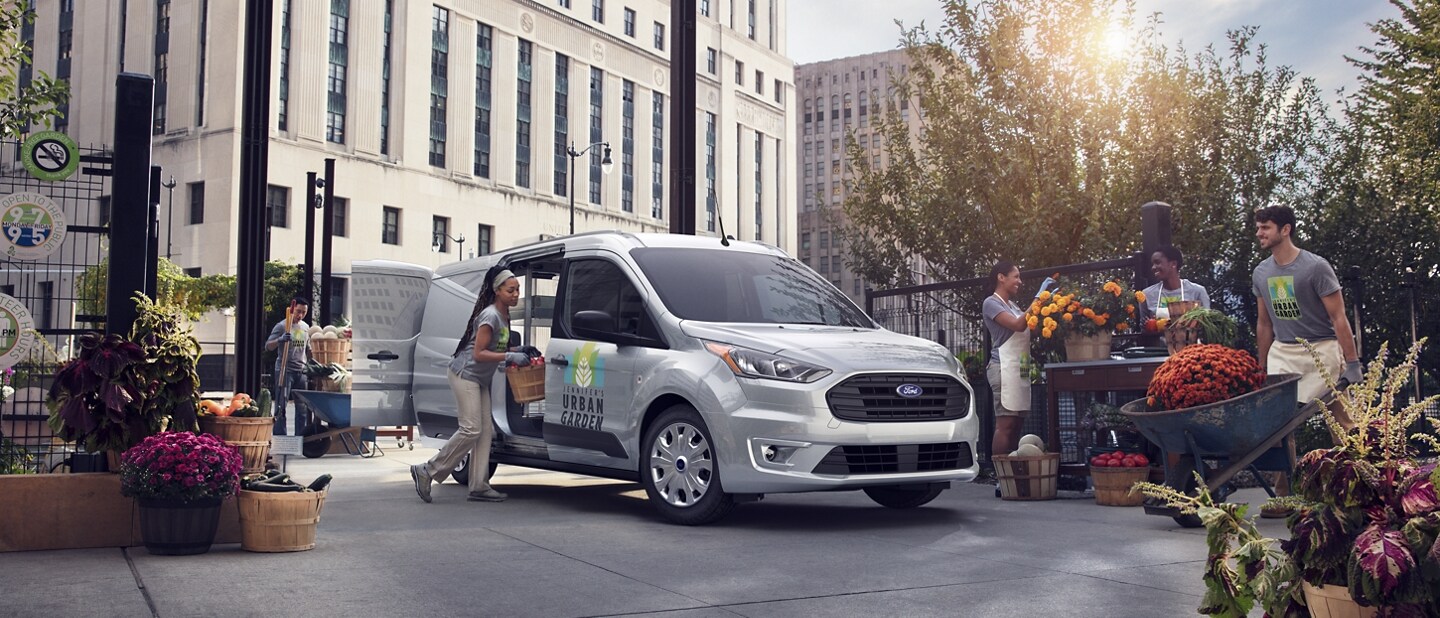 Personas en una florería usando una Ford Transit Connect Cargo Van 2023 
