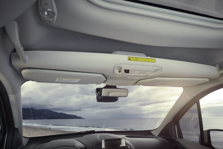 Interior de una Ford Transit Connect Cargo Van 2023 que muestra un estante simple de almacenamiento en el techo