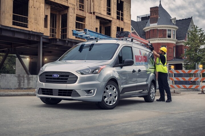 Se muestra una Ford Transit Connect Cargo Van 2023 en el trabajo con portaequipaje disponible
