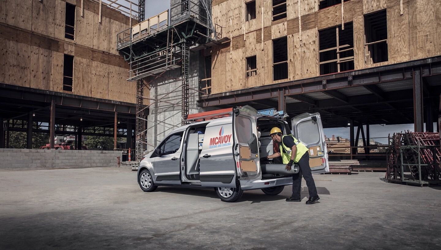 Una Ford Transit Connect Cargo Van 2023 en Silver con las puertas abiertas en un sitio de trabajo