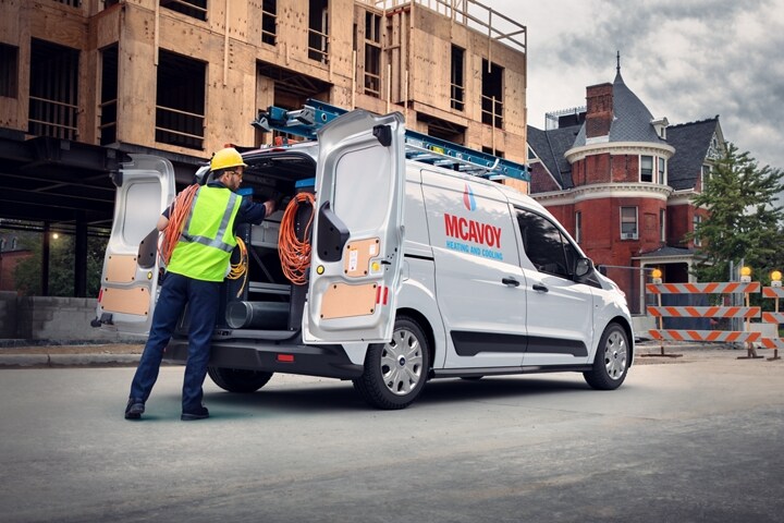 Hombre trabajando en un sitio de trabajo con una Ford Transit Connect Cargo Van 2023 en Frozen White