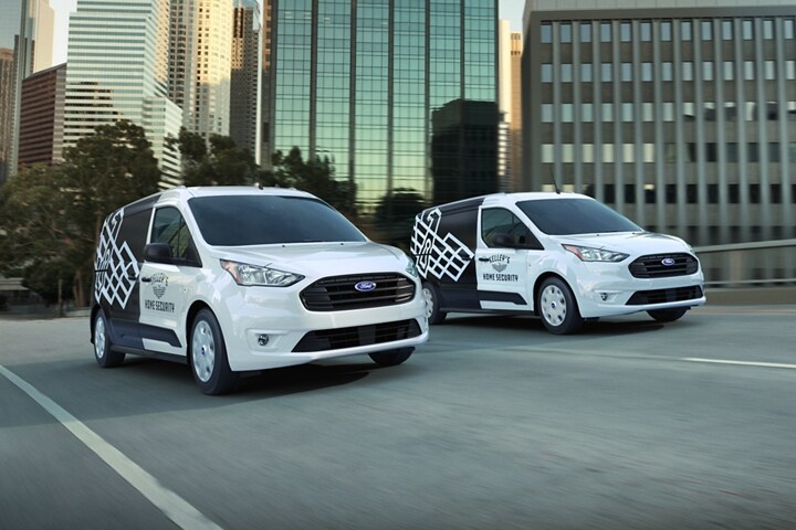 Las Ford Transit Connect Cargo Van 2023 en Frozen White en la calle con gráficos comerciales no originales disponibles