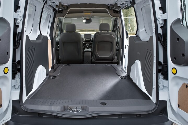 Las puertas traseras con apertura hacia afuera abiertas muestran la gran zona de carga de una Ford Transit Connect Cargo Van 2023 