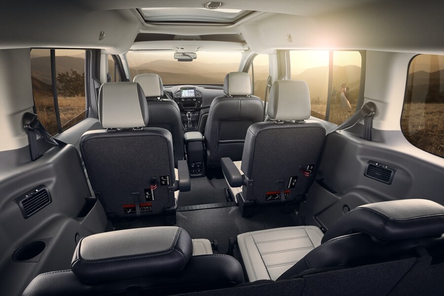 Interior de un Wagon para Pasajeros Ford Transit Connect 2023 con el techo panorámico de vidrio fijo disponible Vista Roof®