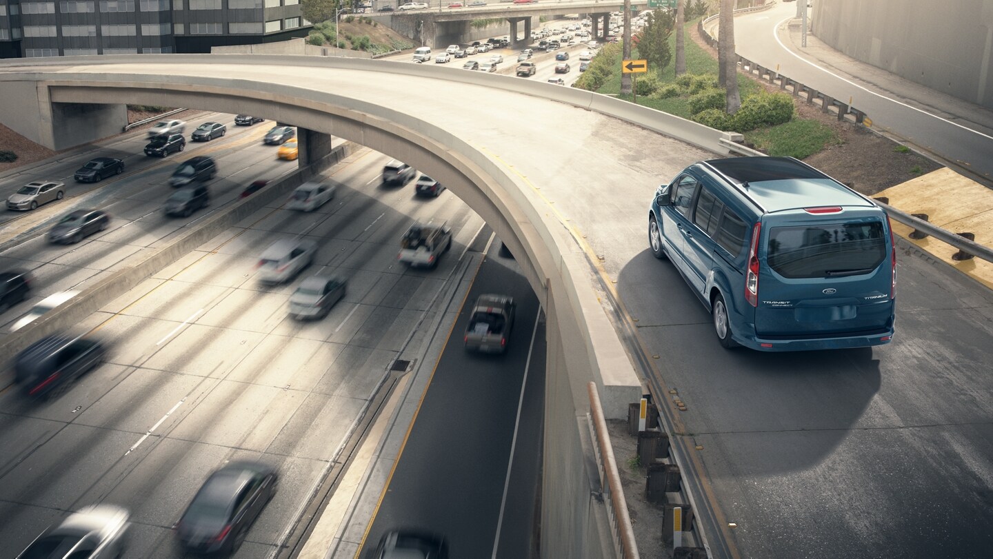 Wagon para Pasajeros Ford Transit Connect 2023 en Blue Metallic andando en una autopista en un día soleado