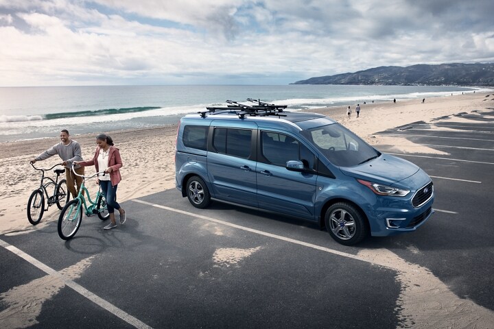 Se muestra un portaequipaje disponible en una Ford Transit Connect 2023 en Blue estacionado en la playa