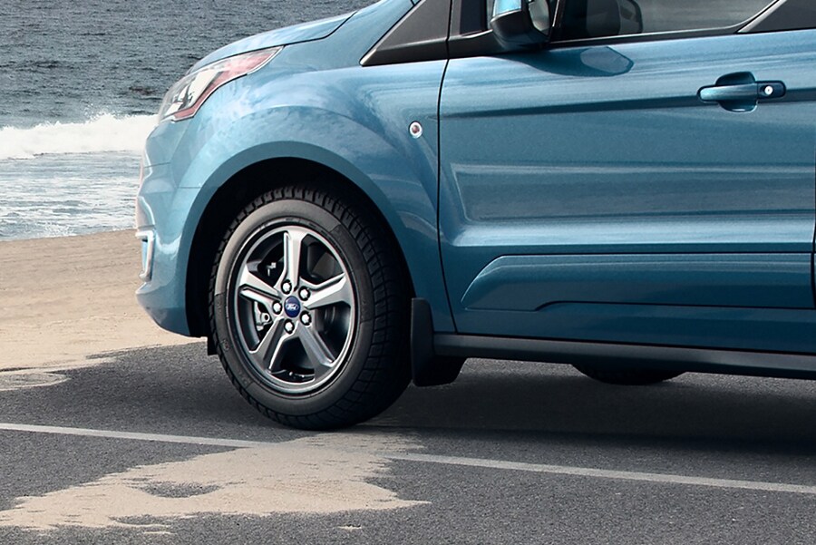 Primer plano de una rueda y un neumático de un Wagon para Pasajeros Ford Transit Connect 2023