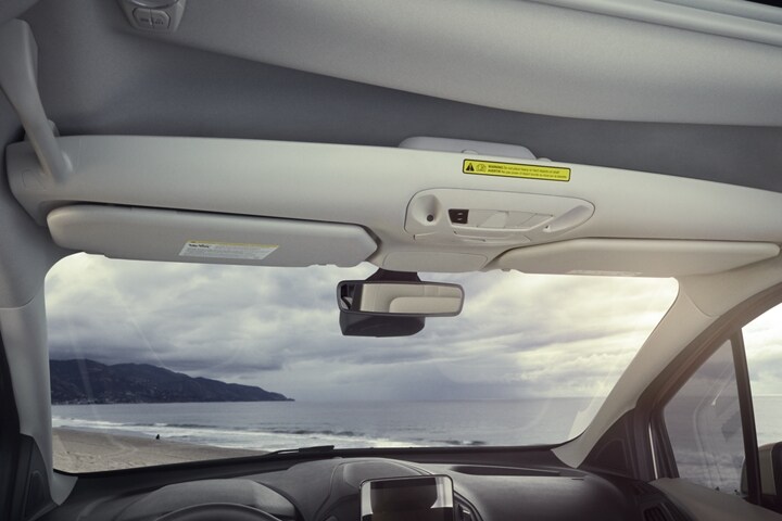 Interior de un Wagon para Pasajeros Ford Transit Connect 2023 que muestra un estante simple de almacenamiento en el techo