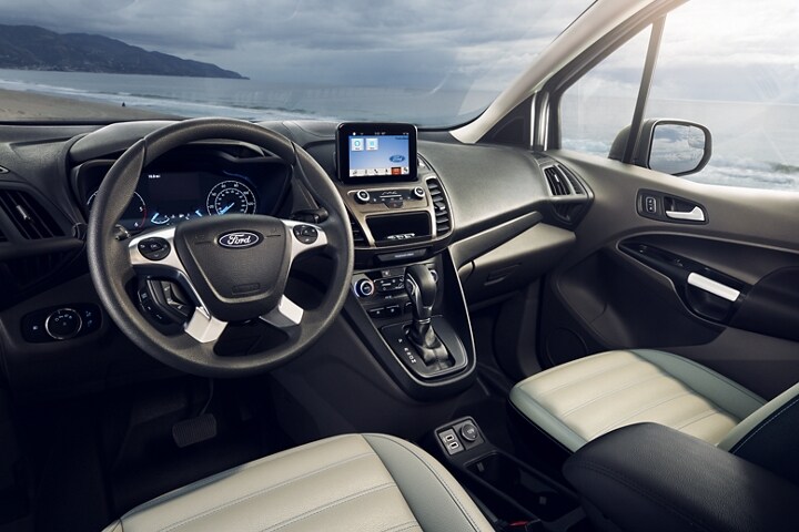 Vista del interior de un Wagon para Pasajeros Ford Transit Connect 2023 con tecnología disponible
