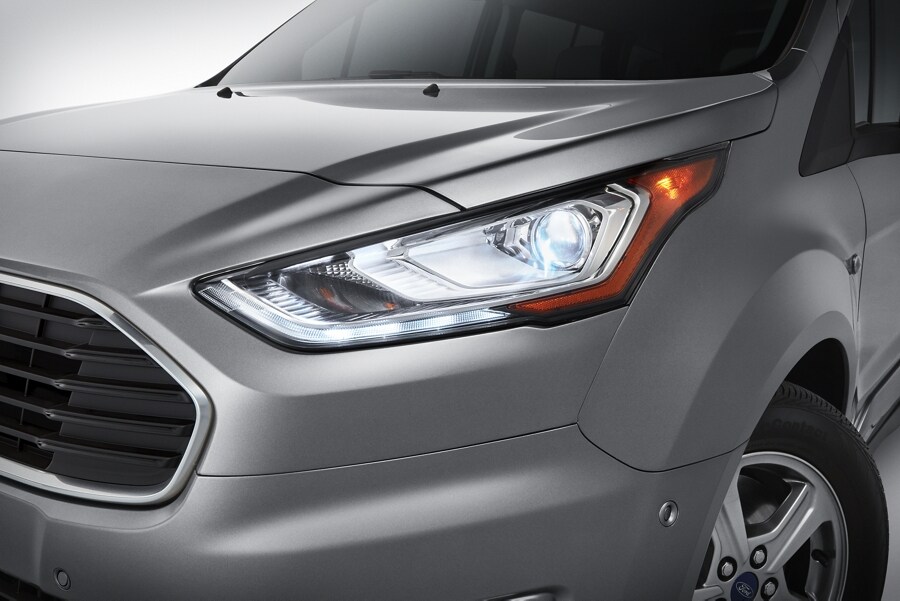 Vista de faros de descarga de alta intensidad disponibles de un Wagon para Pasajeros Ford Transit 2023