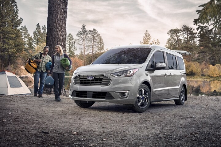 El versátil Wagon para Pasajeros Ford Transit Connect 2023 en Solar Silver en un campamento