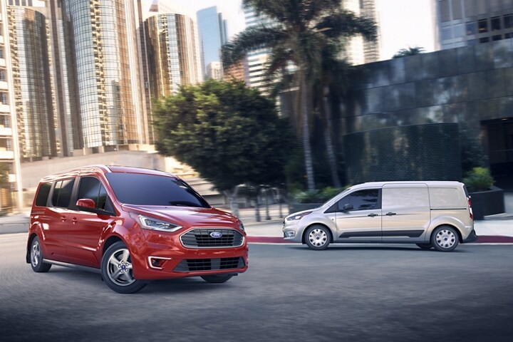 El Ford Transit Connect 2023 estacionado en la calle