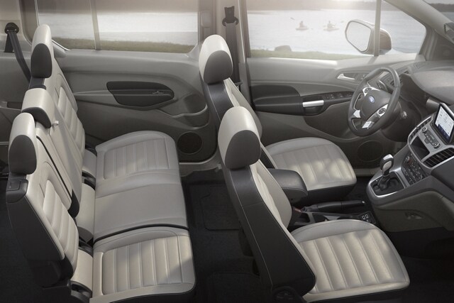 Interior de un Wagon para Pasajeros Ford Transit Connect 2023 con asientos flexibles y espacio de carga