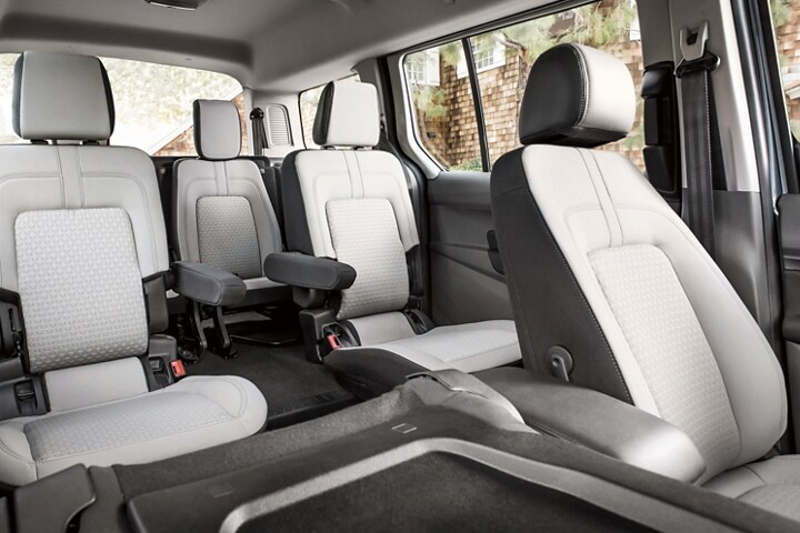 Configuración de asientos del Wagon para Pasajeros Ford Transit Connect 2023 que muestra los asientos de la segunda y tercera filas disponibles