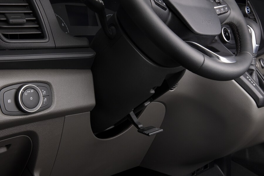 Vista del volante inclinable/telescópico de una van Ford Transit 2023