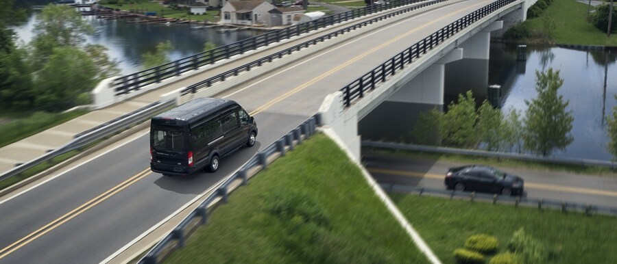 Una van Ford Transit® 2023 andando por arriba de un puente