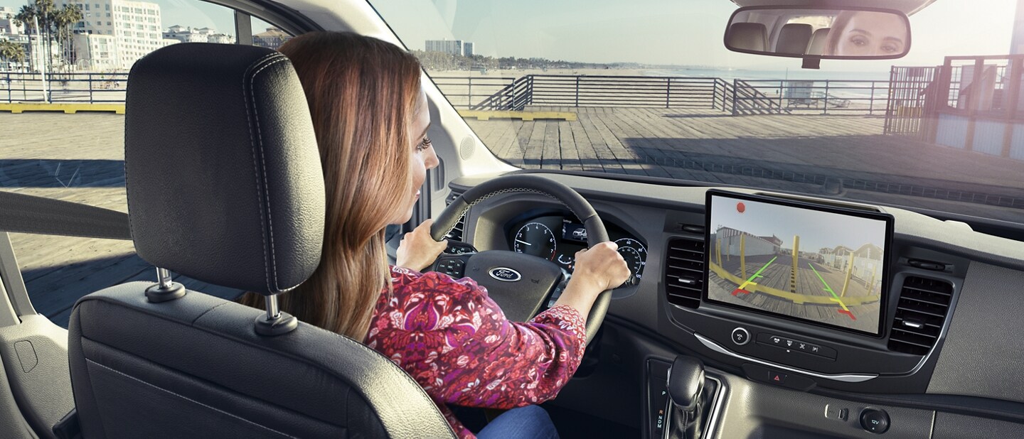 Una mujer conduciendo una van Ford Transit® 2023
