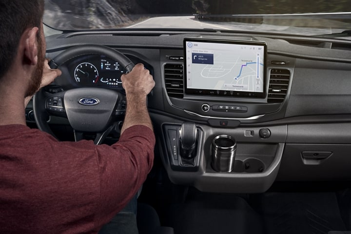 El interior de una van Ford Ford Transit® 2023 con una persona detrás del volante