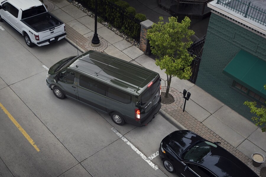 Una van Ford Transit® 2023 estacionando en paralelo