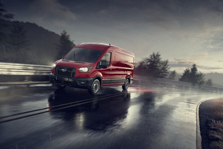 Una van Ford Transit® 2023 en una calle suburbana