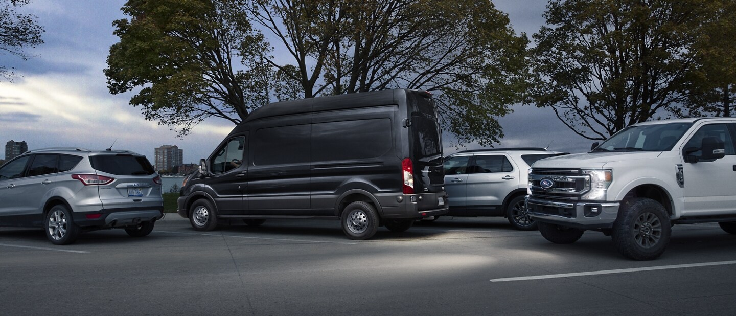 Una van Ford Transit® 2023 en un estacionamiento