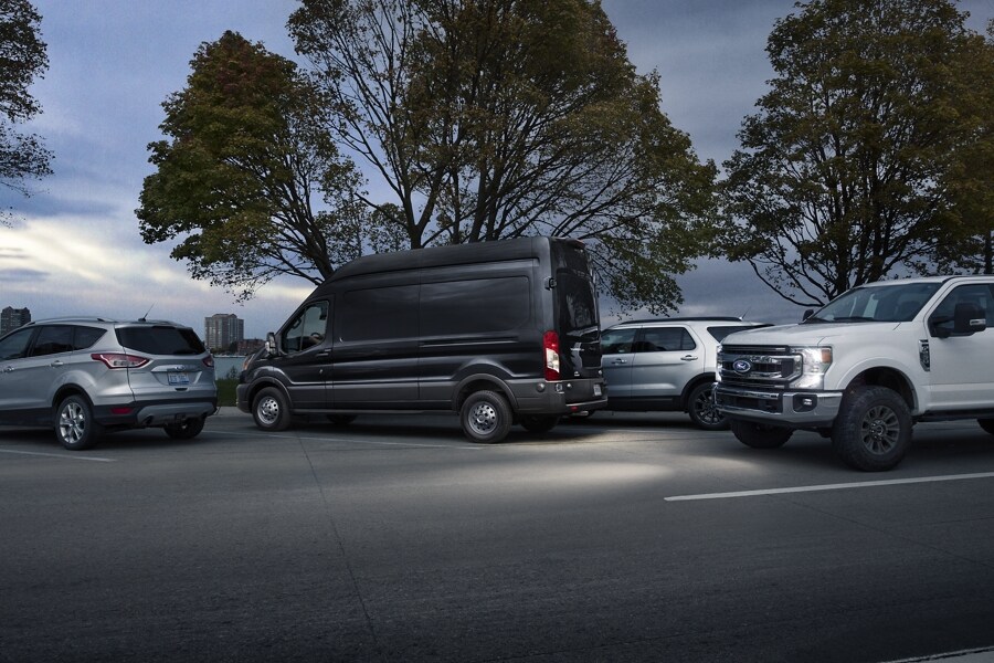 Una van Ford Transit® 2023 en un estacionamiento