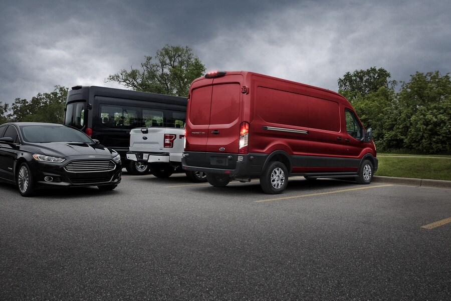 Una van Ford Transit® 2023 en un estacionamiento