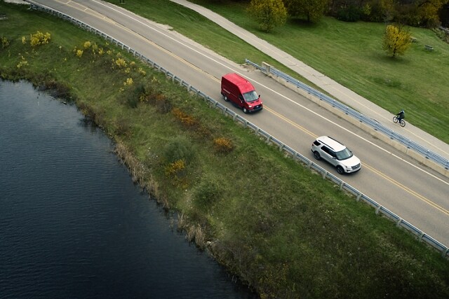 Una van Ford Transit® 2023 andando detrás de otro vehículo en una carretera