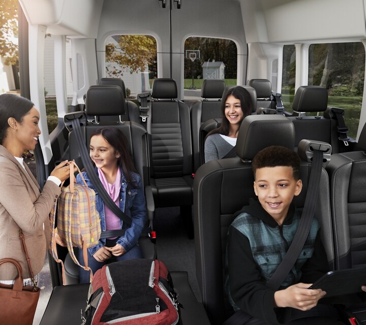 El interior de una van Transit® 2023 con tres niños sentados en ella