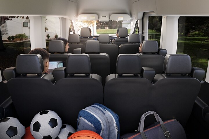 Interior de una van Ford Transit® 2023 con una familia sentándose