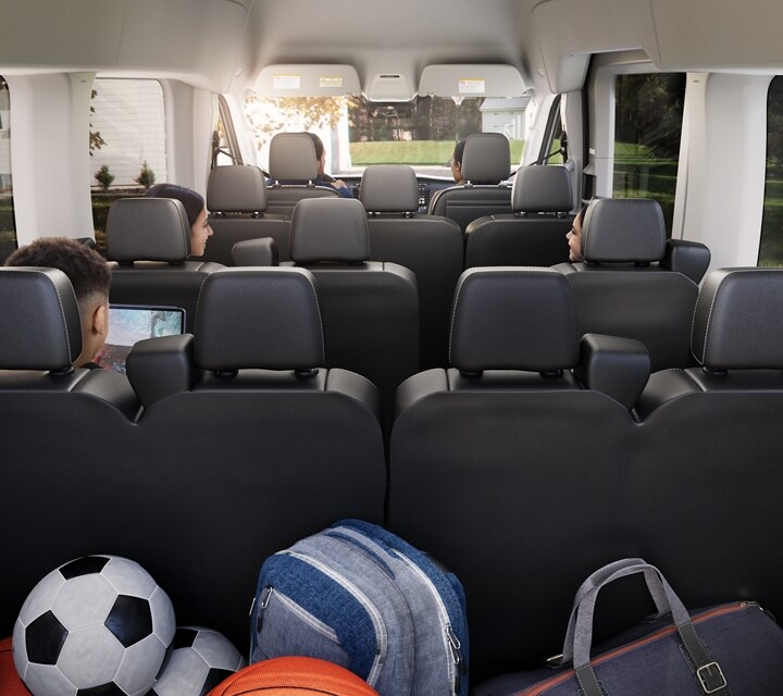 El interior de una van Transit® 2023 con una familia sentándose